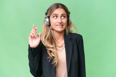 Tele pazarlamacı güzel Uruguaylı kadın izole bir arka planda çalışan ve şans dileyen biri.