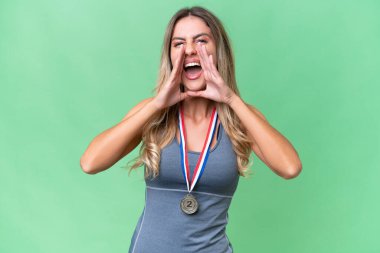 Genç ve güzel Uruguaylı kadın, izole bir arka planda, bağırıyor ve bir şeyler söylüyor.