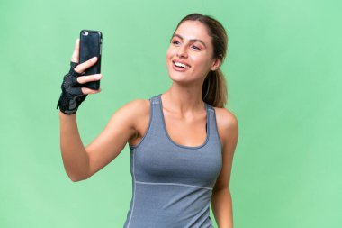 Güzel Sport Uruguaylı kadın izole bir arka planda selfie çekiyor.