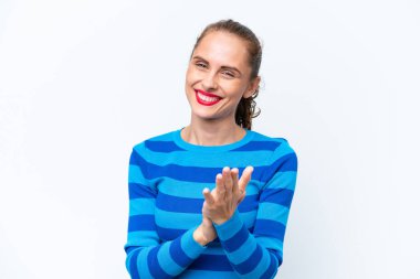 Beyaz arka planda izole edilmiş genç beyaz kadın bir konferanstan sonra alkışlıyor.