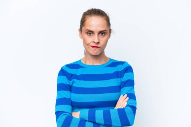 Beyaz arka planda izole edilmiş genç beyaz kadın üzgün hissediyor.