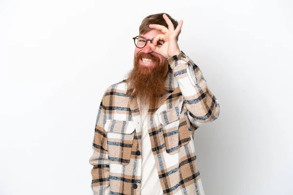 Redhead Άνθρωπος Μακριά Γενειάδα Απομονώνονται Λευκό Φόντο Δείχνει Σημάδι Δάχτυλα — Φωτογραφία Αρχείου