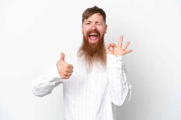 Hombre Pelirrojo Con Barba Larga Aislado Sobre Fondo Blanco Mostrando —  Fotos de Stock