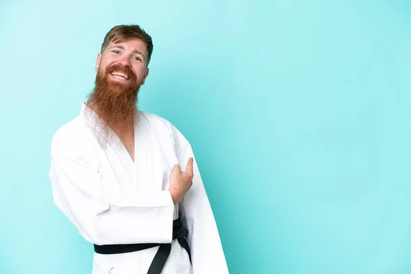 Pelirroja Con Barba Larga Haciendo Karate Aislado Sobre Fondo Azul — Foto de Stock