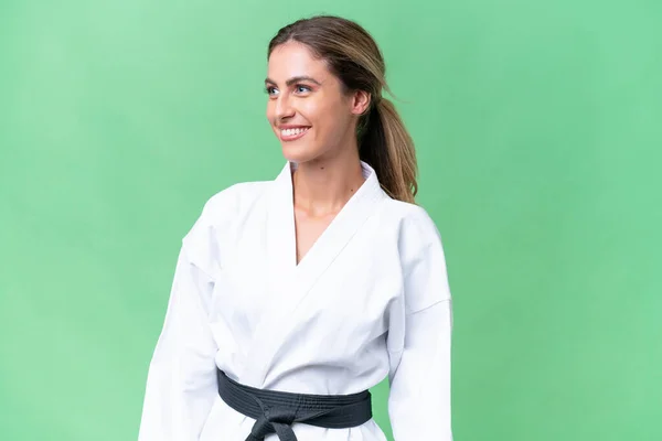 Junge Uruguayische Frau Tut Karate Über Isolierten Hintergrund Suchen Seite — Stockfoto