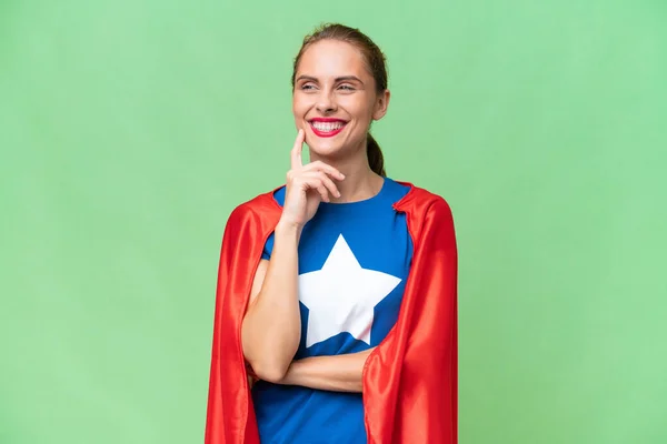 Super Herói Caucasiano Mulher Sobre Fundo Isolado Pensando Uma Ideia — Fotografia de Stock