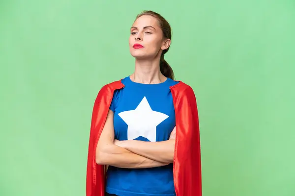 Ung Kaukasiska Kvinna Över Isolerad Bakgrund Superhjälte Kostym Med Armarna — Stockfoto