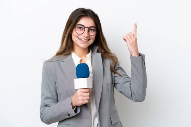 Beyaz arka planda izole edilmiş beyaz TV sunucusu kadın harika bir fikre işaret ediyor.