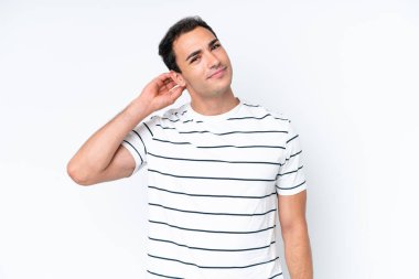 Beyaz arka planda soyutlanmış genç beyaz bir adamın şüpheleri var.