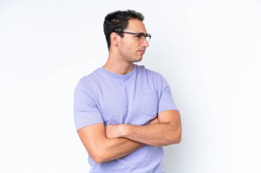 Beyaz arka planda izole genç beyaz adam kollarını çapraz tutmak