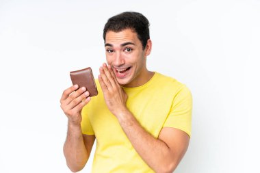 Beyaz arka planda izole edilmiş cüzdan taşıyan genç beyaz bir adam fısıldıyor: