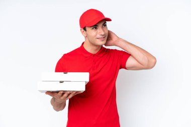 Pizza teslimatı, iş üniformalı beyaz arka planda izole edilmiş pizza kutuları alan beyaz bir adam.