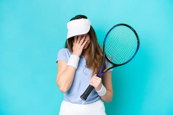 Joven Jugadora Tenis Aislada Sobre Fondo Azul Con Expresión Cansada —  Fotos de Stock