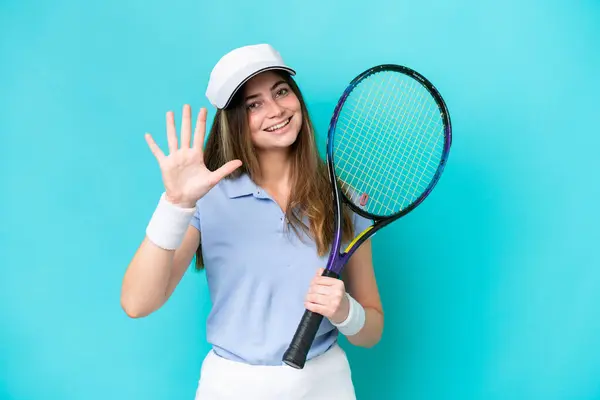 Joven Jugadora Tenis Aislada Sobre Fondo Azul Contando Cinco Con —  Fotos de Stock