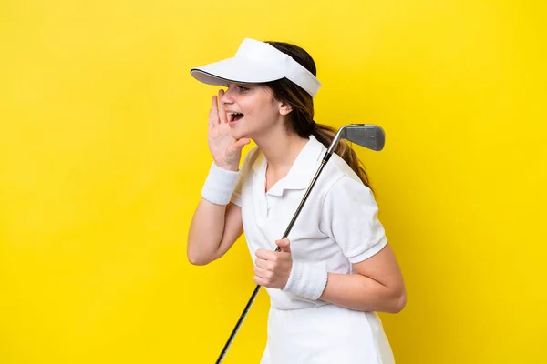 Młoda Kaukaska Kobieta Gra Golfa Odizolowana Żółtym Tle Krzycząc Szeroko — Zdjęcie stockowe