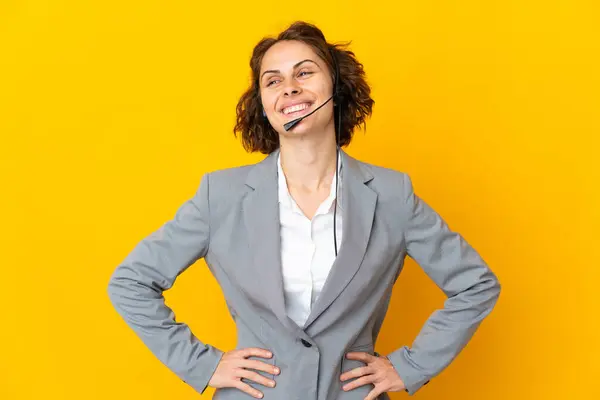 Mladá Anglická Žena Izolované Žlutém Pozadí Pózovat Pažemi Bok Usmívat — Stock fotografie