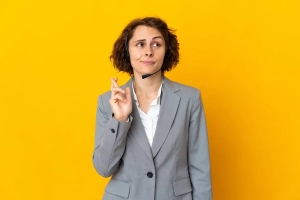 Young English Woman Isolated Yellow Background Fingers Crossing Wishing Best — Stock Photo, Image