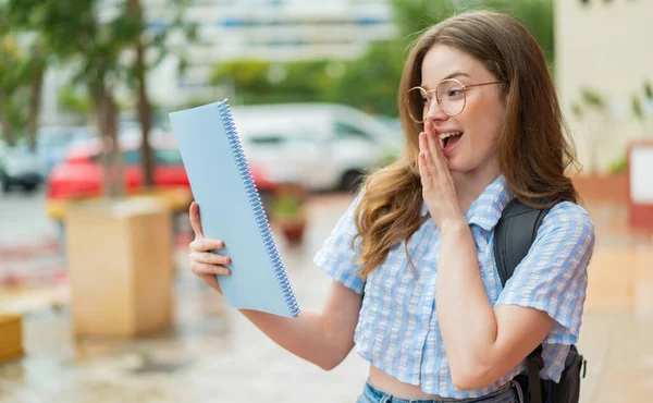 Junge Rothaarige Studentin Mit Überraschung Und Schockiertem Gesichtsausdruck — Stockfoto