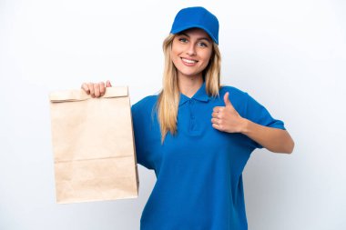 Genç Uruguaylı kadın beyaz arka planda izole edilmiş bir paket yiyecek alıyor.