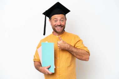 Beyaz arka planda izole edilmiş orta yaşlı beyaz bir adam baş parmak hareketi yapıyor.