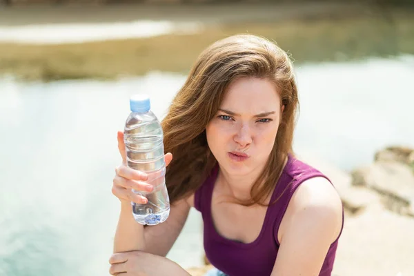 Jonge Roodharige Vrouw Met Een Fles Water Buitenlucht Met Droevige — Stockfoto
