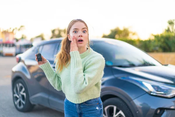 Jong Mooi Meisje Met Autosleutels Buiten Fluisterend Iets — Stockfoto
