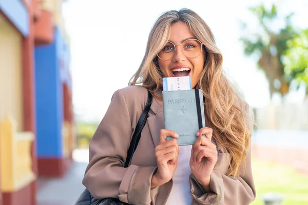 Молодая Красивая Блондинка Уругвая Улице Держит Паспорт Удивленным Выражением Лица — стоковое фото