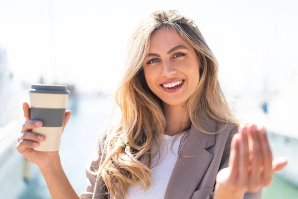 Hübsche Blonde Uruguayische Frau Die Draußen Einen Kaffee Zum Mitnehmen — Stockfoto