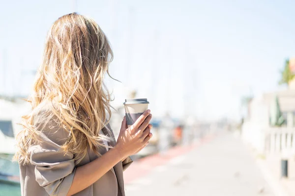 Młoda Ładna Blondynka Urugwajska Kobieta Zewnątrz Trzymając Wynos Kawę — Zdjęcie stockowe