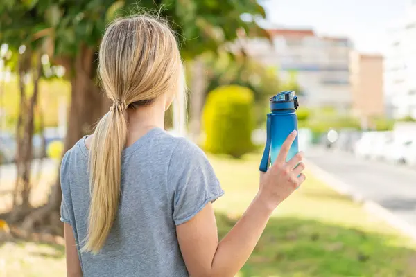 Joven Mujer Rubia Deportiva Con Una Botella Agua Aire Libre — Foto de Stock
