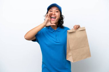 Genç İspanyol kadın bir paket yemek alıyor ve beyaz arka planda izole edilmiş birini arıyor. 