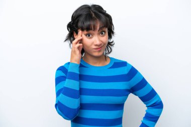 Genç Arjantinli kadın beyaz arka planda izole edilmiş bir fikir düşünüyor.