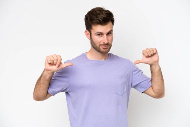 Beyaz arka planda soyutlanmış, gururlu ve kendini beğenmiş beyaz bir adam.