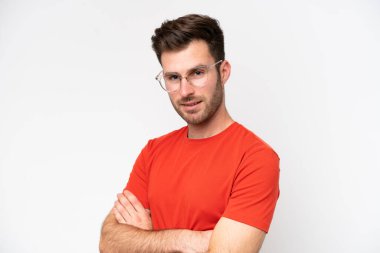 Beyaz arka planda izole edilmiş beyaz tenli genç bir adam mutlu bir ifadeyle gözlüklü.