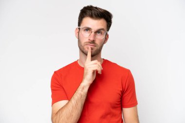 Beyaz arka planda gözlüklü, beyaz tenli genç bir adam var.