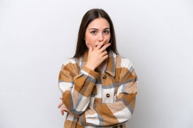 Beyaz arka planda izole edilmiş genç bir kız sağa bakarken şaşırmış ve şok olmuştu.