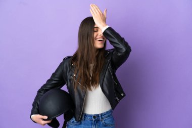 Mor arka planda motosiklet kasklı genç beyaz kadın bir şey fark etti ve çözüme niyetlendi.