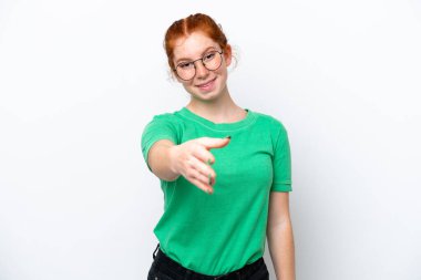 Beyaz arka planda izole edilmiş genç bir kadın iyi bir anlaşma için el sıkışıyor.