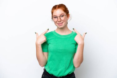 Beyaz arka planda izole edilmiş genç, kırmızı bir kadın baş parmak işareti yapıyor.