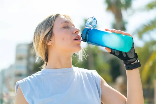 Jong Blond Vrouw Buiten Doen Sport Met Een Fles Water — Stockfoto