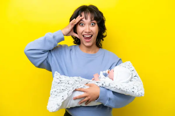 Jovem Argentina Com Seu Bebê Bonito Com Surpresa Expressão Facial — Fotografia de Stock
