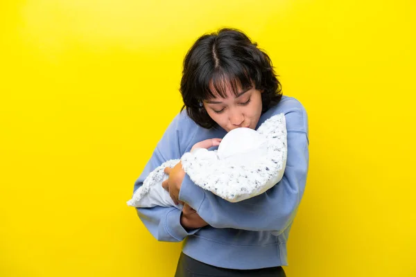 Jovem Mulher Argentina Com Seu Bebê Bonito Isolado Fundo Amarelo — Fotografia de Stock