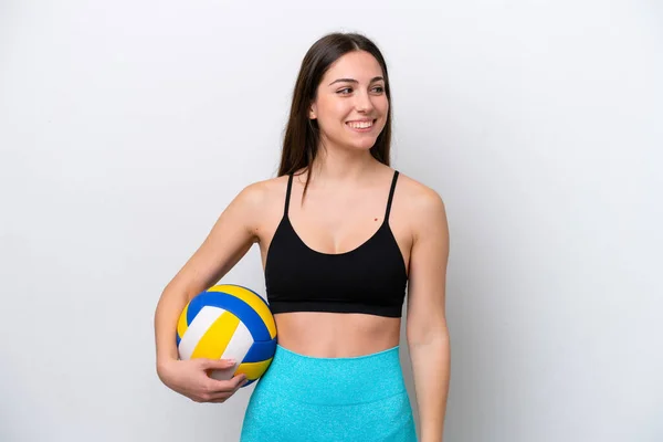 Young Caucasian Woman Playing Volleyball Isolated White Background Looking Side — Stock Photo, Image