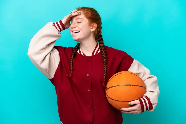 Jeune Femme Rougeâtre Jouant Basket Isolé Sur Fond Bleu Souriant — Photo