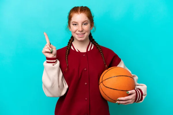 Jeune Femme Rougeâtre Jouant Basket Isolé Sur Fond Bleu Montrant — Photo