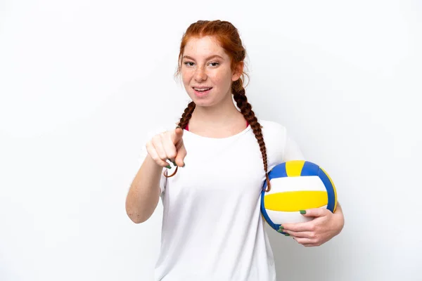 Joven Mujer Caucásica Rojiza Jugando Voleibol Aislado Sobre Fondo Blanco —  Fotos de Stock
