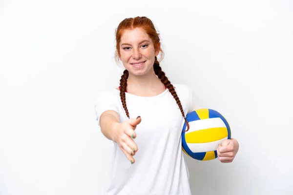 Joven Mujer Caucásica Rojiza Jugando Voleibol Aislado Sobre Fondo Blanco —  Fotos de Stock
