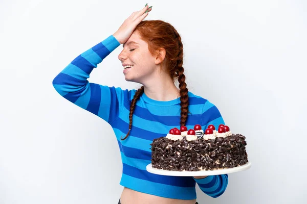 Młoda Rudowłosa Kobieta Trzymając Tort Urodzinowy Odizolowany Białym Tle Uświadomiła — Zdjęcie stockowe