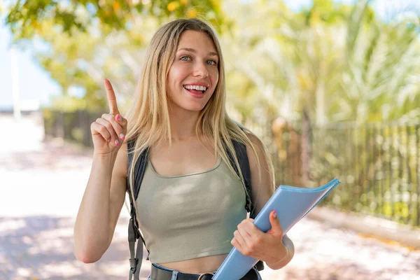 Junge Blonde Studentin Freien Mit Toller Idee — Stockfoto