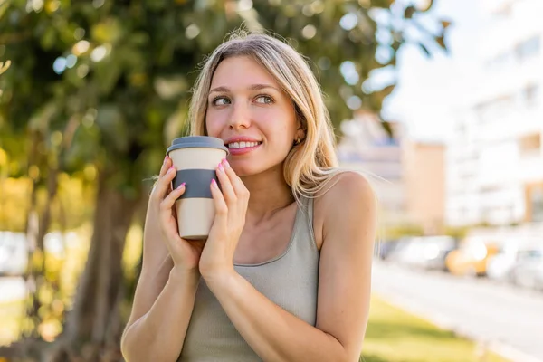 Junge Blonde Frau Freien Mit Kaffee Zum Mitnehmen Und Zweifeln — Stockfoto